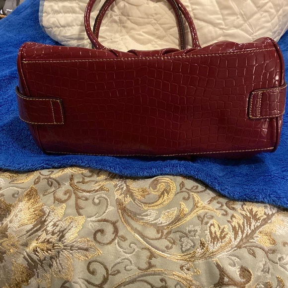 Linear LR tote faux crocodile handbag with silver hardware maroon color - Picture 4 of 8